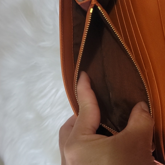 PRADA - Picture 9 of 16